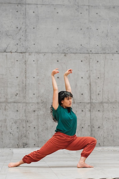 Jovem mulher latina realizando dança contemporânea em um estúdio