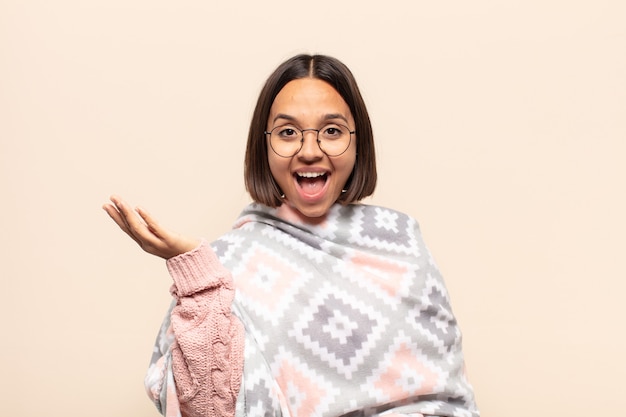 Jovem mulher latina sentindo-se feliz, surpresa e alegre, sorrindo com atitude positiva, percebendo uma solução ou ideia