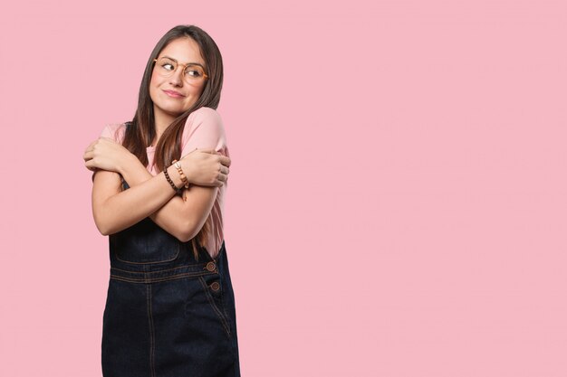 Foto jovem mulher legal dando um abraço