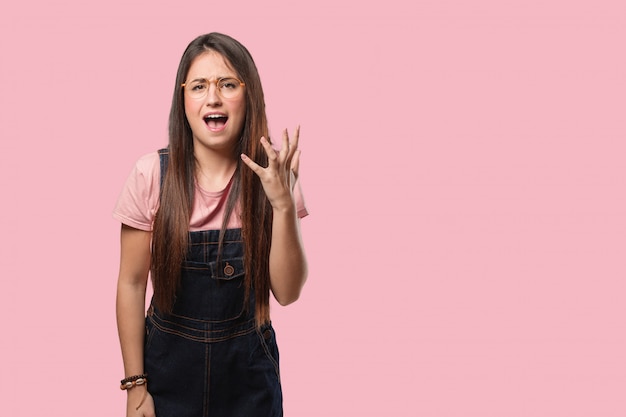 Foto jovem mulher legal muito assustada e com medo