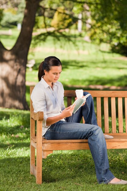 Jovem, mulher, leitura, banco