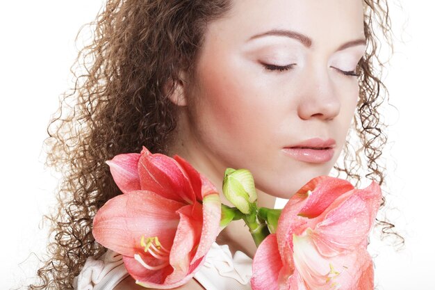 Foto jovem mulher linda com grandes flores cor-de-rosa