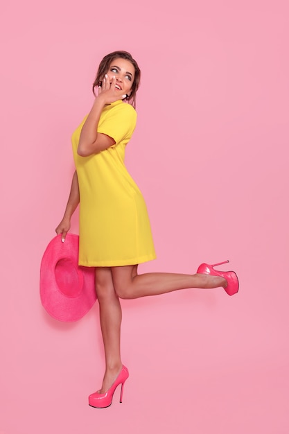 Foto jovem mulher linda em um vestido amarelo