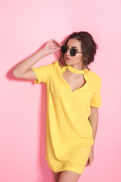 Jovem mulher linda em um vestido amarelo