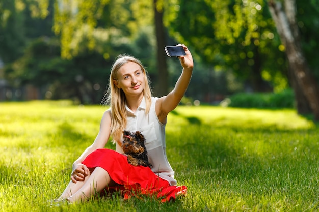 Jovem mulher linda tomando selfie com seu cachorro