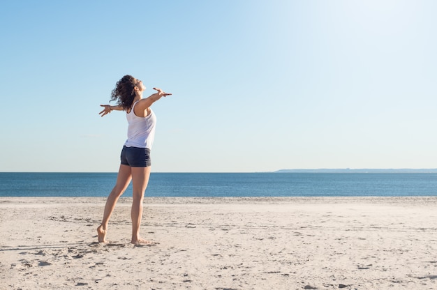 Jovem mulher livre na praia