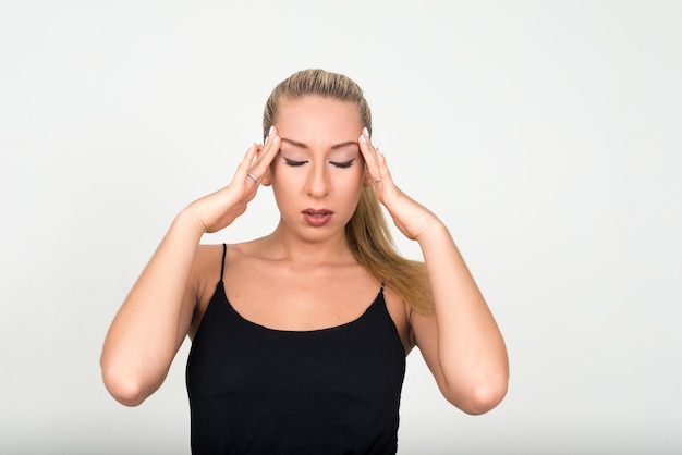 jovem mulher loira bonita contra o espaço em branco