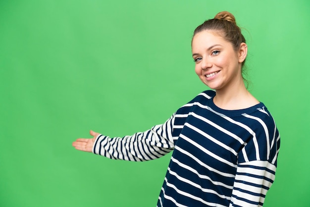 Foto jovem mulher loira bonita sobre fundo isolado