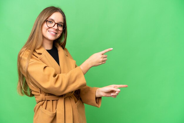 Foto jovem mulher loira bonita sobre fundo isolado