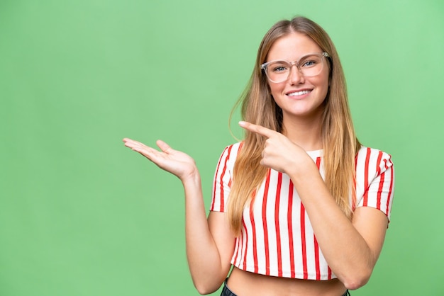 Jovem mulher loira bonita