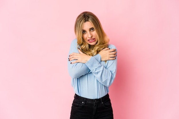 Jovem mulher loira caucasiana gritando animado para a frente.