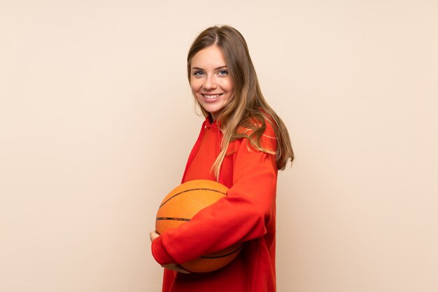 Jovem mulher loira com bola de basquete