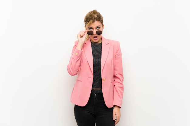 Jovem mulher loira com fato-de-rosa com óculos e surpreso