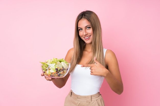 Jovem mulher loira com salada