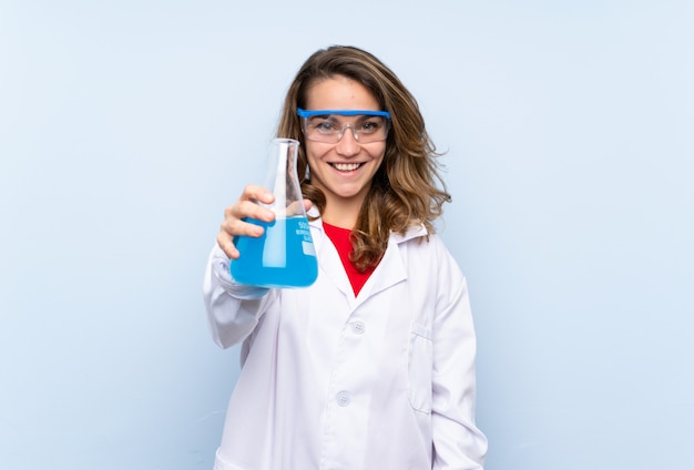 Foto jovem mulher loira com um tubo de ensaio científico
