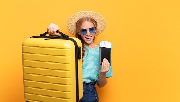 jovem mulher loira. férias ou conceito de viagens