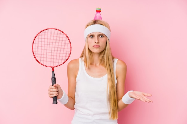 Jovem mulher loira jogando badminton