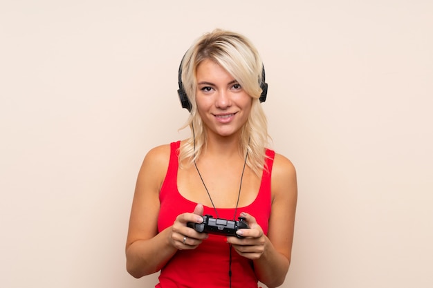 Jovem mulher loira jogando videogame