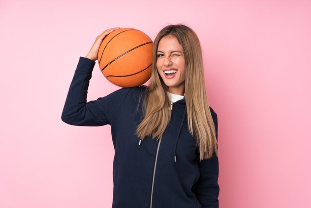 Jovem mulher loira mais isolado com bola de basquete