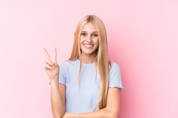 Jovem mulher loira na rosa