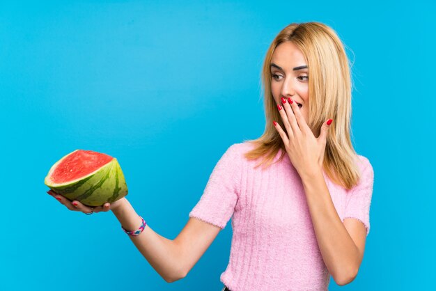 Foto jovem mulher loira segurando frutas