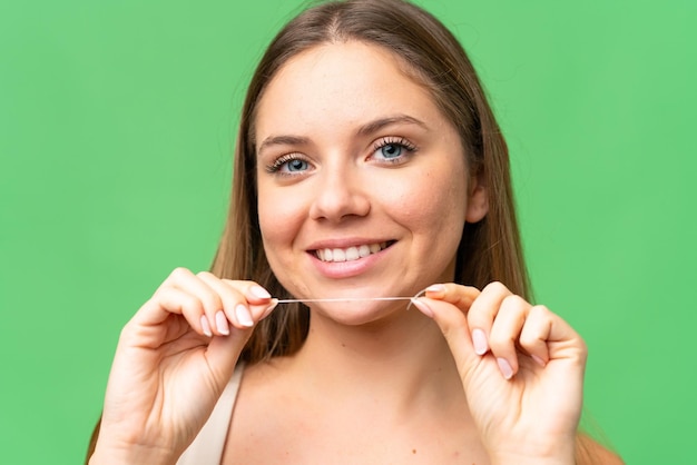 Jovem mulher loira sobre fundo chave de croma isolado com fio dental Feche o retrato