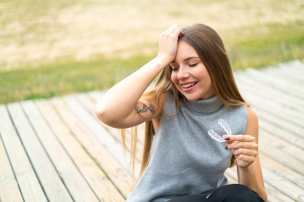 Jovem mulher loira sobre fundo isolado