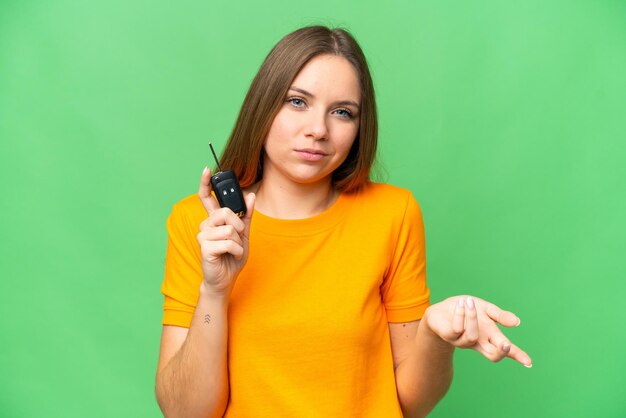 Jovem mulher loira sobre fundo isolado