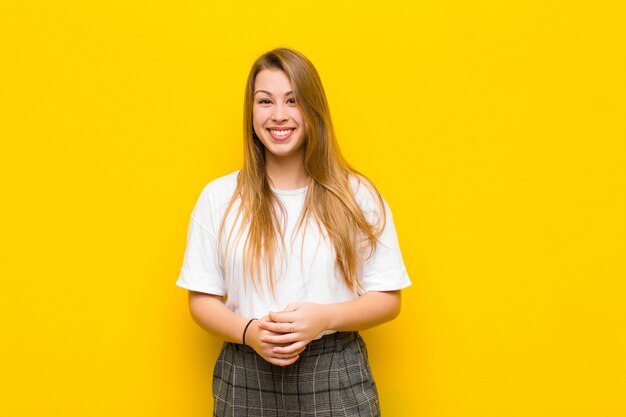 Jovem mulher loira sorrindo.