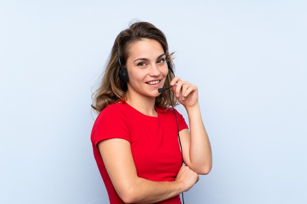 Jovem mulher loira trabalhando com fone de ouvido