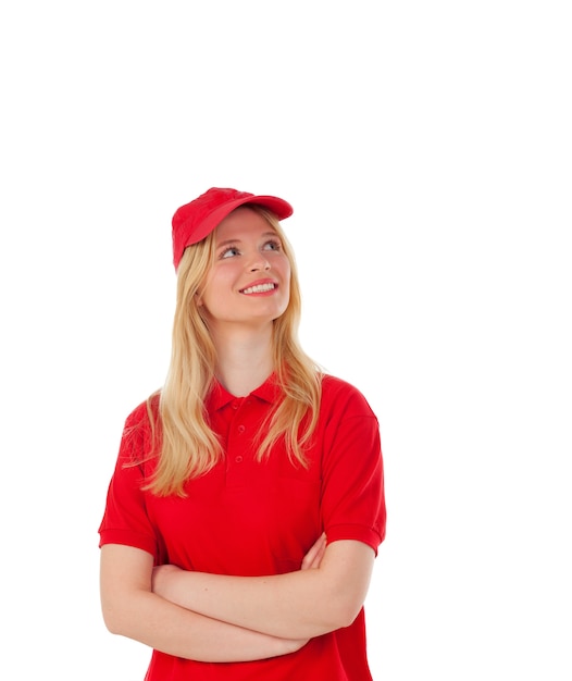 Jovem mulher loira vestida revendedor com uniforme vermelho