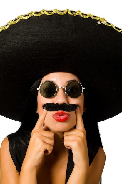 Jovem mulher mexicana vestindo sombrero isolado no branco