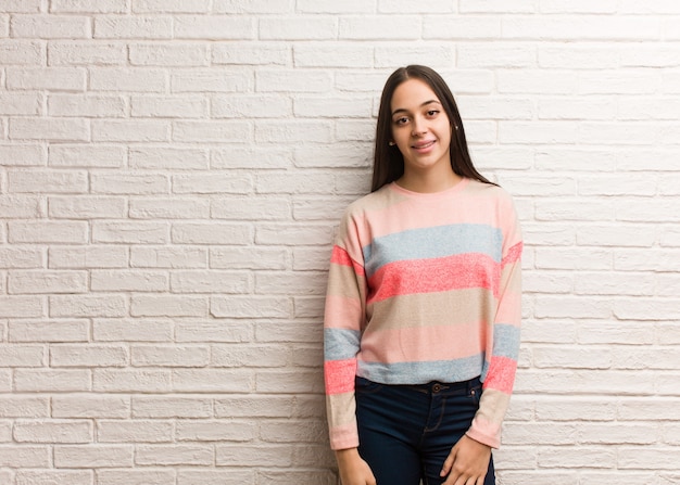 Jovem mulher moderna alegre com um grande sorriso