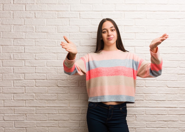 Jovem mulher moderna convidando para vir