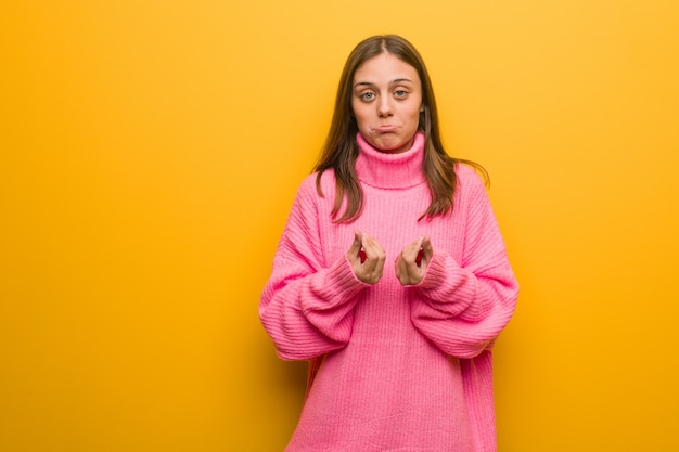 Jovem mulher moderna, fazendo um gesto de necessidade