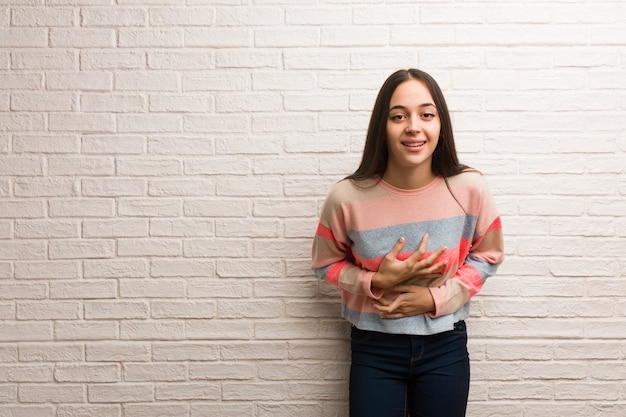 Jovem mulher moderna rindo e se divertindo