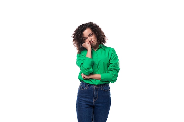 Foto jovem mulher morena com penteado elegante por método encaracolado vestida com blusa verde