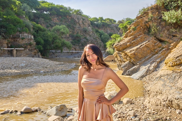 Foto jovem mulher morena no rio guadalquivir