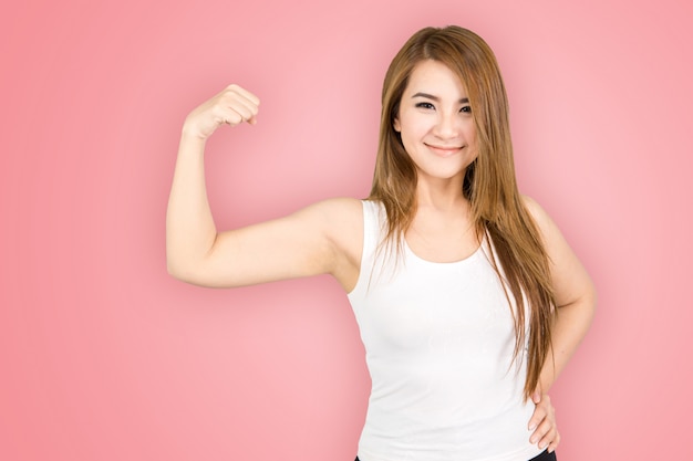 Foto jovem mulher mostrando seu braço forte