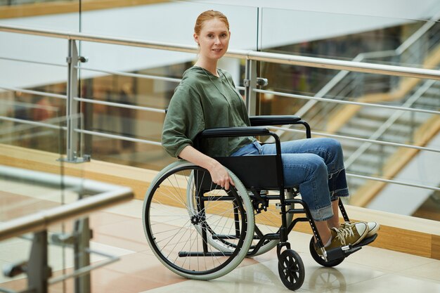 Jovem mulher na cadeira de rodas no hospital