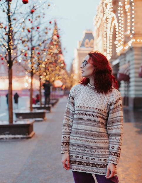 Jovem mulher na cidade de natal de suéter