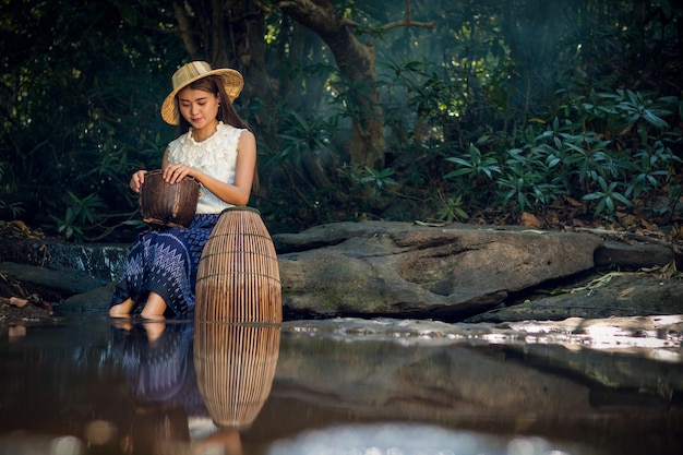 Jovem mulher na floresta