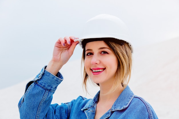 Foto jovem mulher na permanência do capacete em ao ar livre.