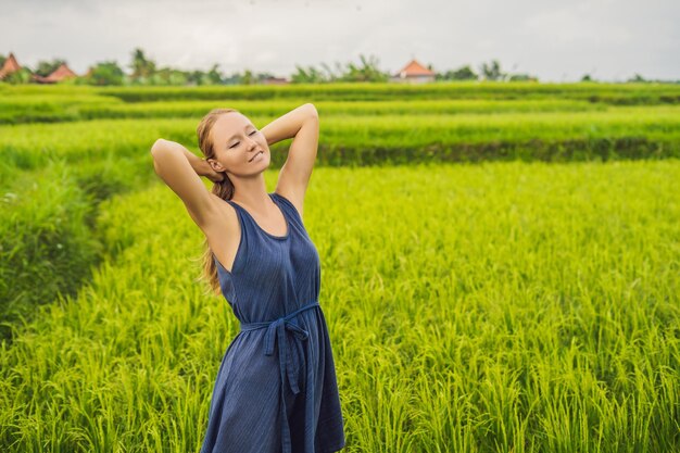 Jovem mulher na plantação de campo de arroz em cascata verde. Bali, Indonésia.