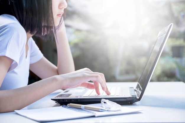 Jovem, mulher negócio, trabalhar, laptop