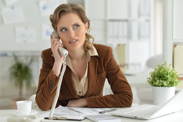 Jovem, mulher negócios, falando, telefone