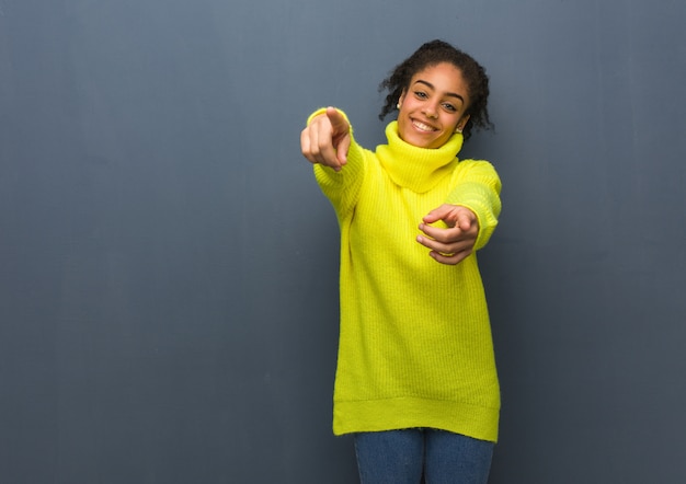 Jovem mulher negra alegre e sorridente