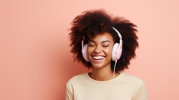 Jovem mulher negra criadora de conteúdo alegre usando fones de ouvido no fundo pastel