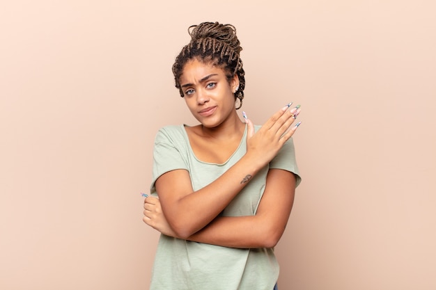 Jovem mulher negra se sentindo confusa e sem noção, pensando em uma explicação ou pensamento duvidoso