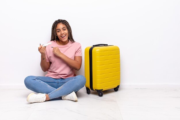 Jovem mulher negra sentindo-se feliz, positiva e bem-sucedida, motivada para enfrentar um desafio ou celebrar bons resultados. conceito de férias